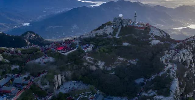 泰山躲雨80元一小时：信景区通告，还是再问一句