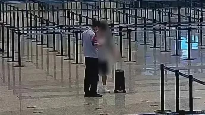 泰国奔现被边检劝返起底：拦得对不对，两派吵起来了