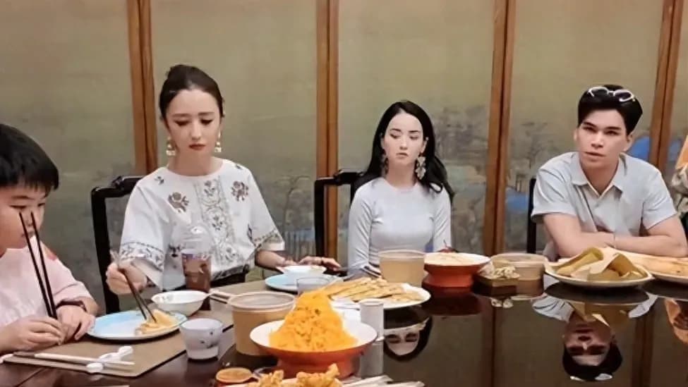 佟丽娅带娃聚餐同行女子起底：这层关系实锤了吗