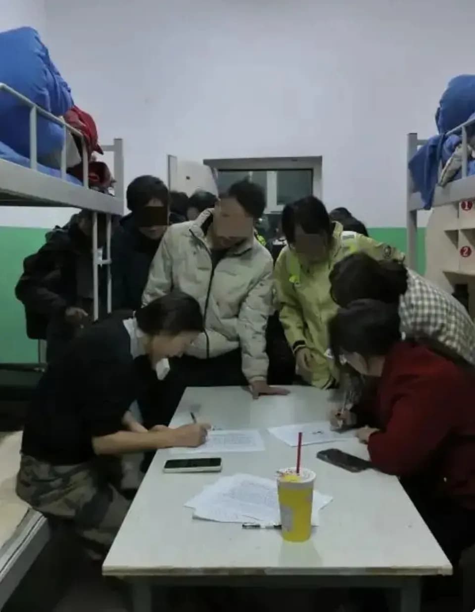 安排滞留游客住高校宿舍：床铺卫生谁管，学生点过头吗