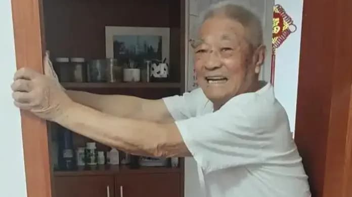 94岁老兵李洪夫发声：老年机常年静音，躲的是推销电话