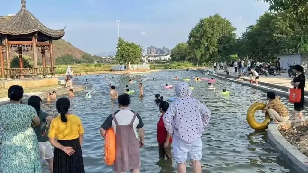 鹰潭村游泳池该夸还是该防：基层治理这次为什么没一禁了之
