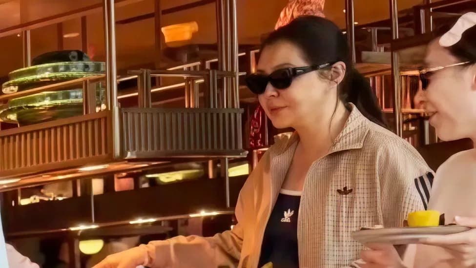 王祖贤广州吃早餐三件事对比：明星生活抓拍谁最松弛