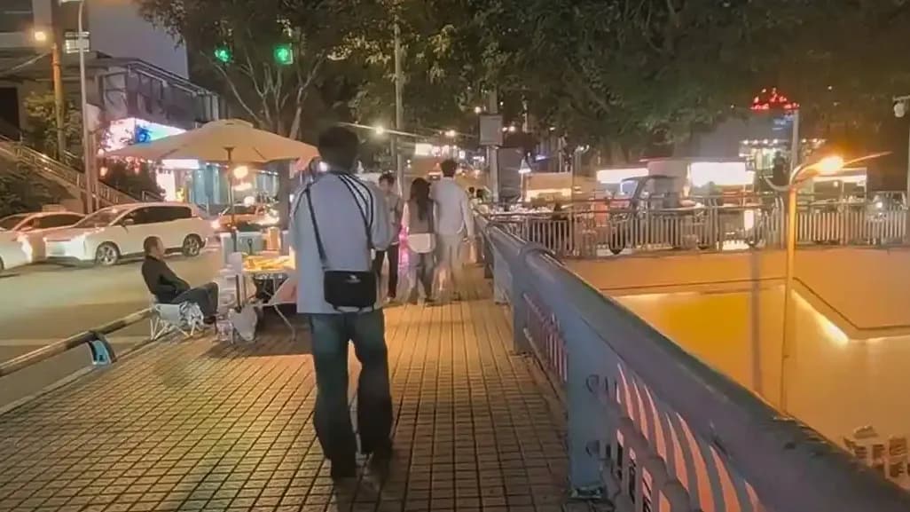 王扁摆摊遇袭起底：10分钟、受伤的粉丝和被抓的男子