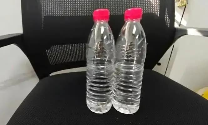 半瓶矿泉水藏19张电话卡：司机改道派出所，该不该