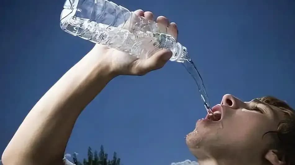 喝大水睡大觉练薄肌是真的吗：三句口号逐条对照专家说法