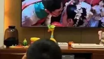 坐到电视机前看父母婚礼：录像等来了最想看它的人