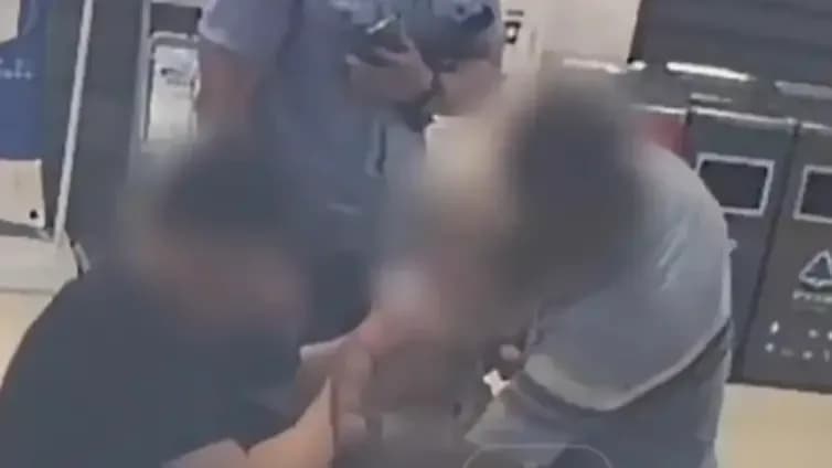 私奔10年，女儿落户卡在户口本上：父子在警局见了面