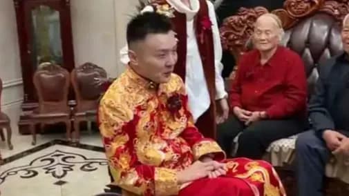新郎坐轮椅结婚被父亲抱进婚车，这一抱为何被记住