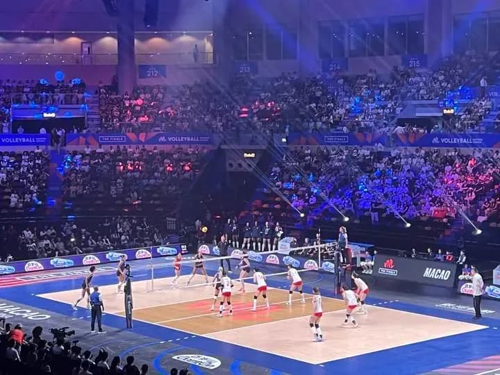中国女排3-2逆转美国晋级四强，网友直呼黑八奇迹