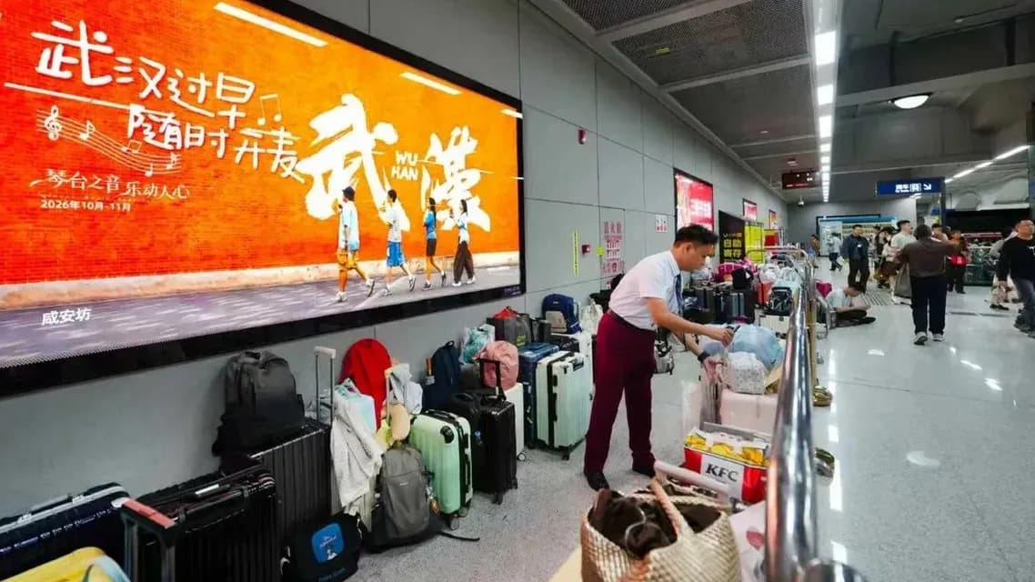码成一面墙的行李箱：武汉地铁站划出专属区，现场怎么运转