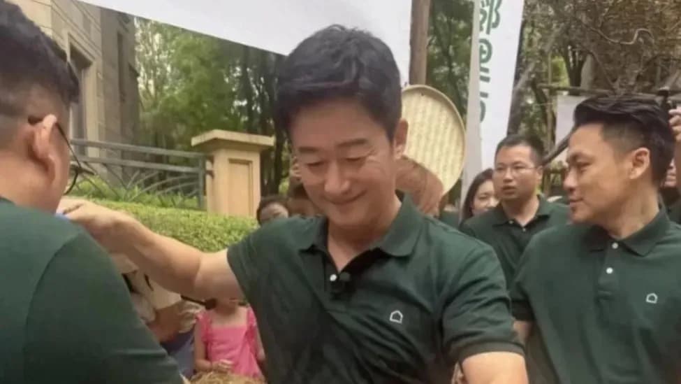 吴京52岁助农近照曝出：精气神实锤了吗