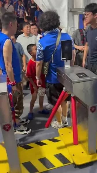 武磊球衣男孩被围堵几问：申花球迷冲小孩撒气是真的吗