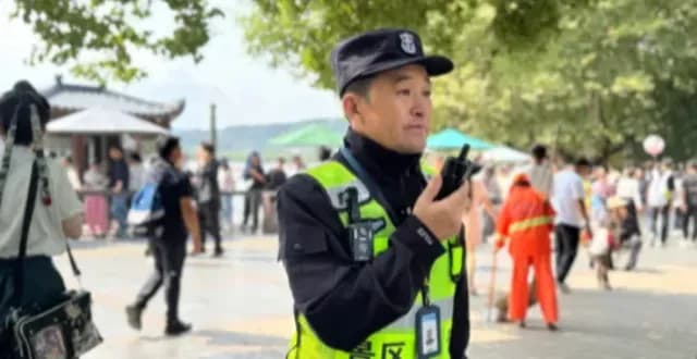 西湖保安劝戴头套博主：轻声一句，为何被点赞
