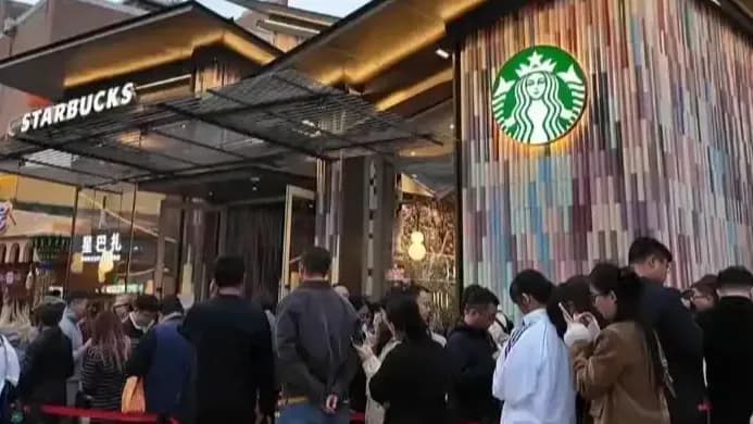 新疆首家星巴克非遗店时间线：开业至今每天排到晚12点