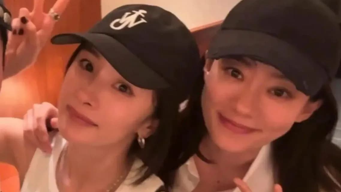 杨幂张小斐抢后排合影：互相推让，转头找惠英红评理