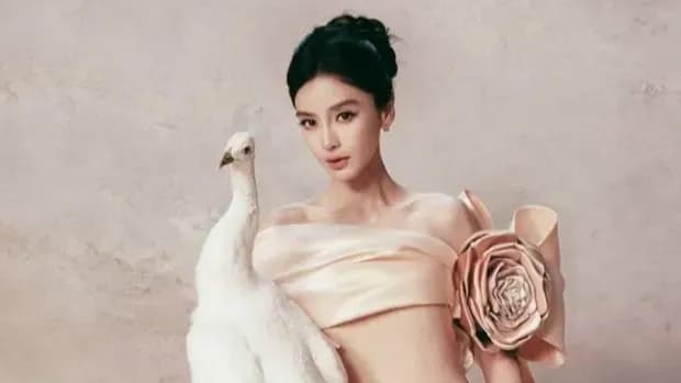 杨颖粉色花饰裙搭白孔雀造型曝光：氛围感这波算不算正面回应