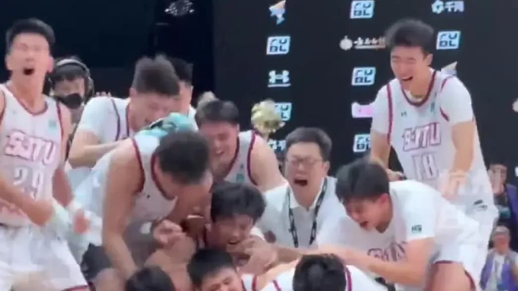 轰进压哨三分绝杀清华：姚明这张笑脸怎么被拍到的