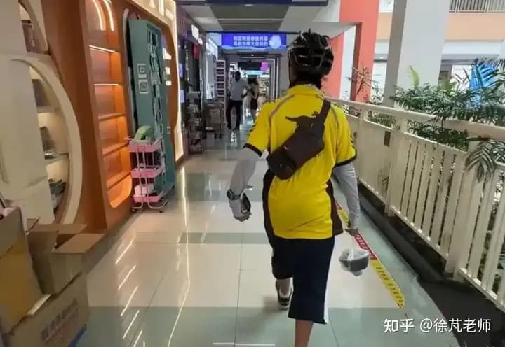 义乌父子三伏送外卖：吃苦教育管用吗，两派吵起来了