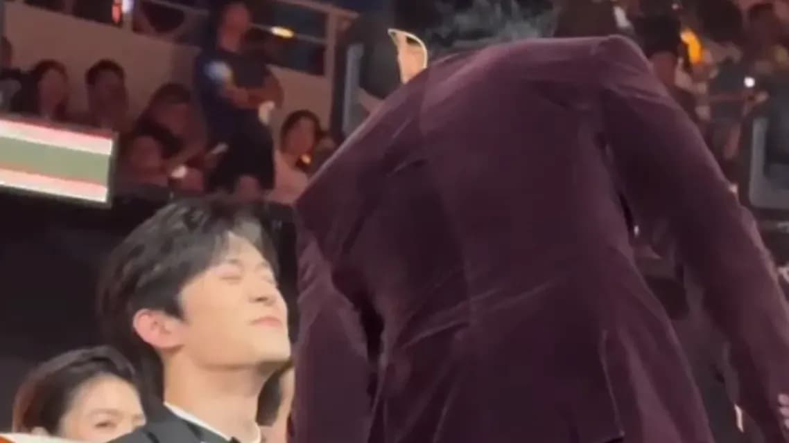 易烊千玺婉拒黄晓明唱歌求证：撒娇推话筒是真的吗