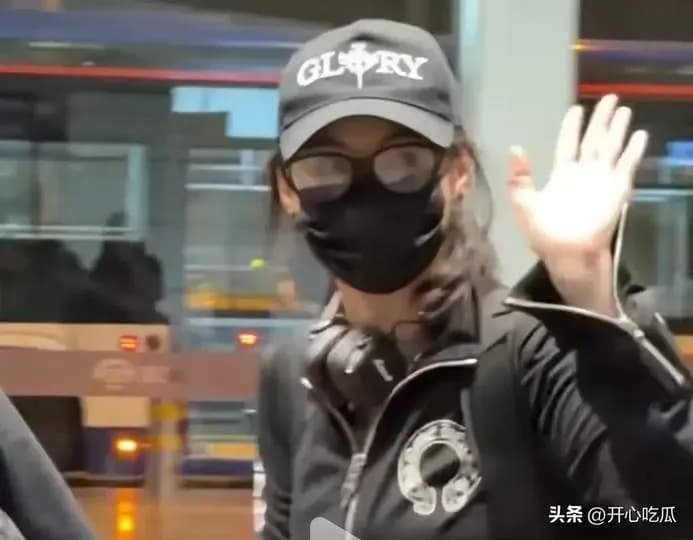 张柏芝一身黑衣现身机场，围观颜值状态又稳了