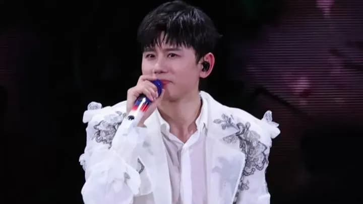张杰深圳演唱会被三个女儿喊停：一句奶凶，成了最暖一段