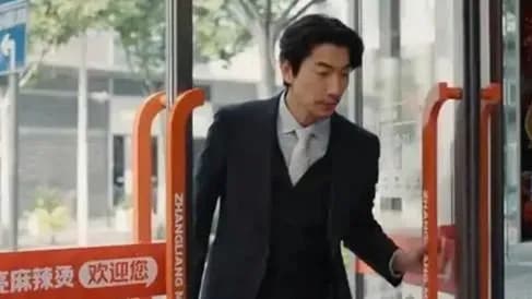 从网友玩笑到本人上门：张亮探店张亮麻辣烫