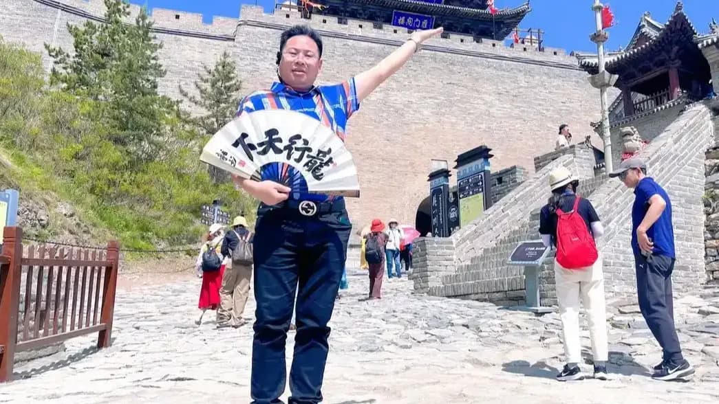 张龙50多个头衔被撤回应了吗：机构集体撤下的关系网起底