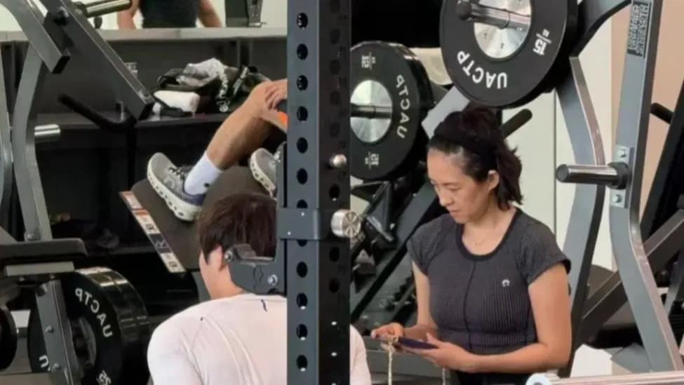 章子怡阿那亚戏水档案：从拼命三娘到松弛模式，反差怎么来