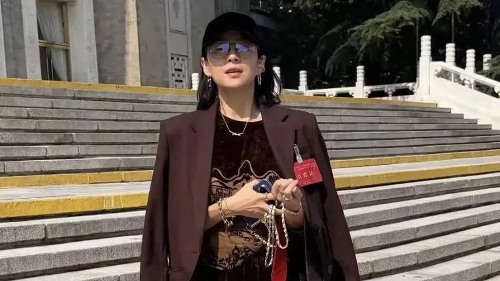 章子怡友谊宾馆偶遇曝出：西装外套造型，跟同期女星私服比气质谁赢
