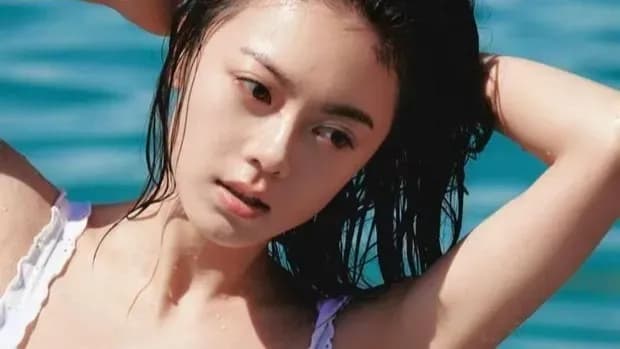赵今麦白色花边泳衣拿去和别人比，明媚纯欲差在哪？