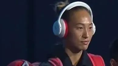 郑钦文首盘1-0查拉耶娃：该看三次破发，还是看只赢一盘