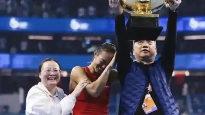 郑钦文摘父亲帽子：合影画面与13日的解释对照