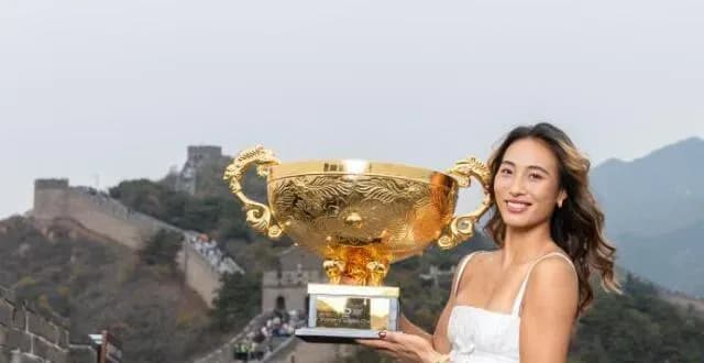 郑钦文晒长城捧杯照：中网夺冠次日发声，八达岭此前已有人偶遇