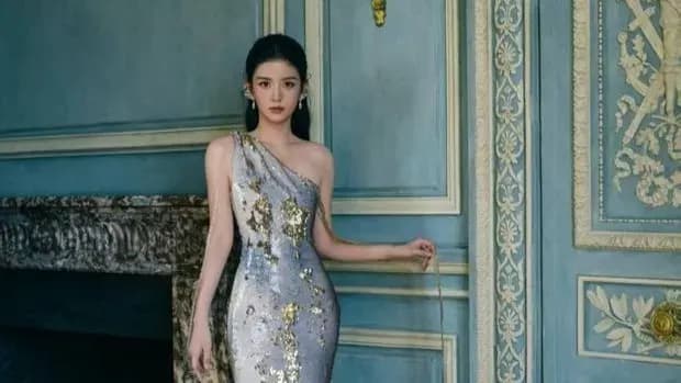 周也月光女神造型起底：碎金亮片裙背后围观说了什么