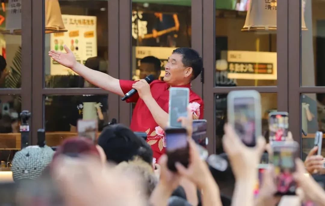 朱之文从军大衣到景区NPC：7月演出27场，商演排到2027年