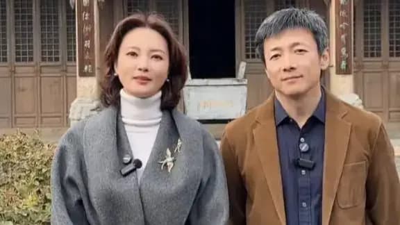 祖峰花白头发出镜：没染发，算不算一种回应