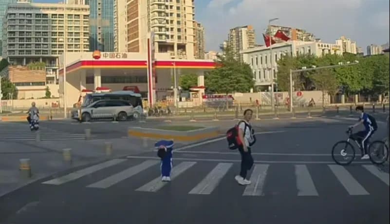 停下脚步90度鞠躬,小男孩谢的是礼让的司机
