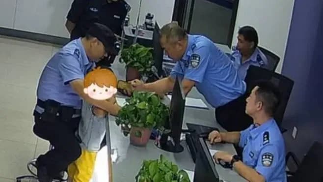 四岁男孩答「爸爸叫老公」:民警问名字,他先背了几串号码
