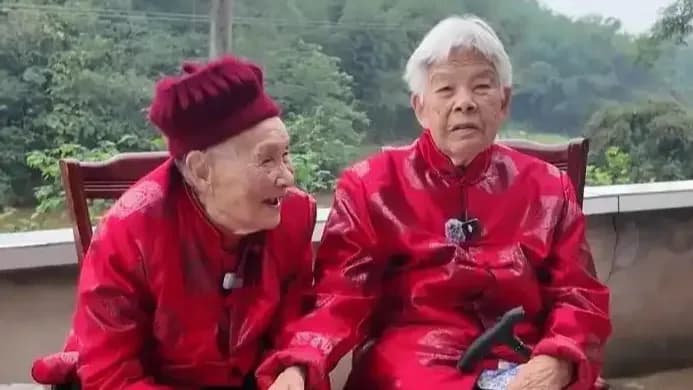 百岁闺蜜日常:每天走2公里串门,聊到凌晨五点还约宵夜