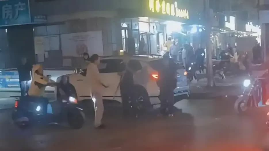 撞倒持刀男子现场还原:外卖员为什么先把外卖放稳当
