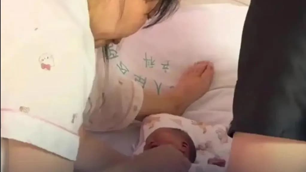 47岁妈妈产女三件事盘点:腹痛送医到诞下妹妹全程