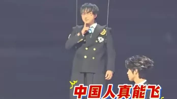 Fly吊威亚扣不上保险带:KPL机长空少出场的现场