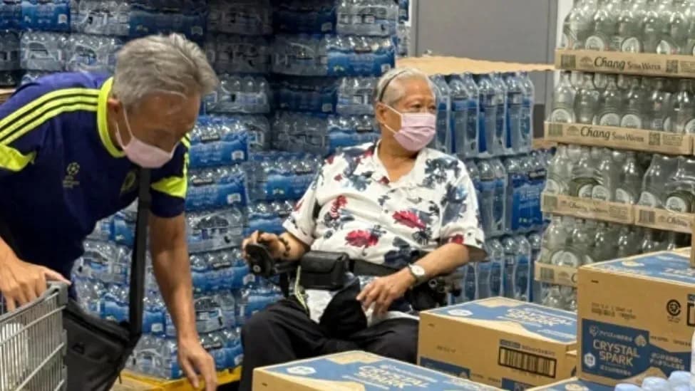 洪金宝深圳超市现身两件事盘点:花衫口罩与三年不吃餐蛋面