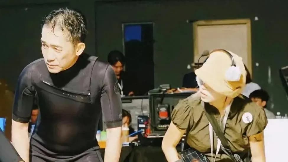 梁朝伟片场照曝出反差感:紧身潜水服造型是实锤了吗