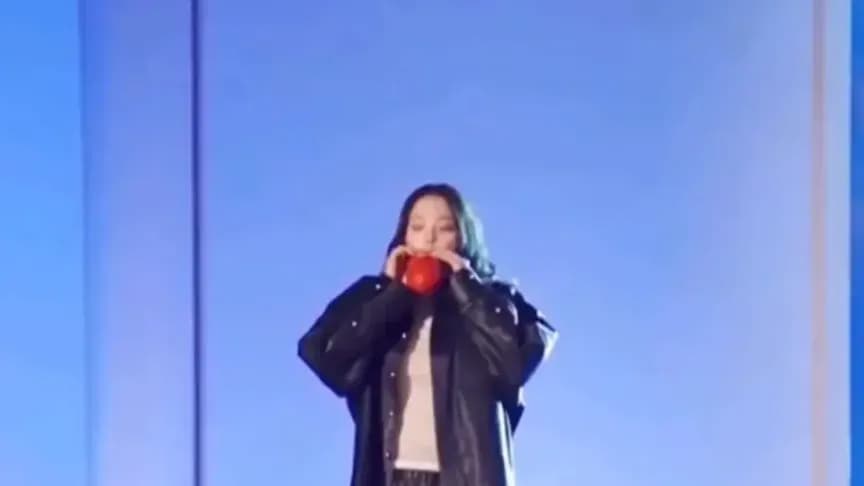 欧阳娜娜红毯变装始末:气球一爆,甜美切成暗黑