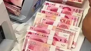 男子戒烟每天存40元:9个月烟钱摆满床,换成折叠手机