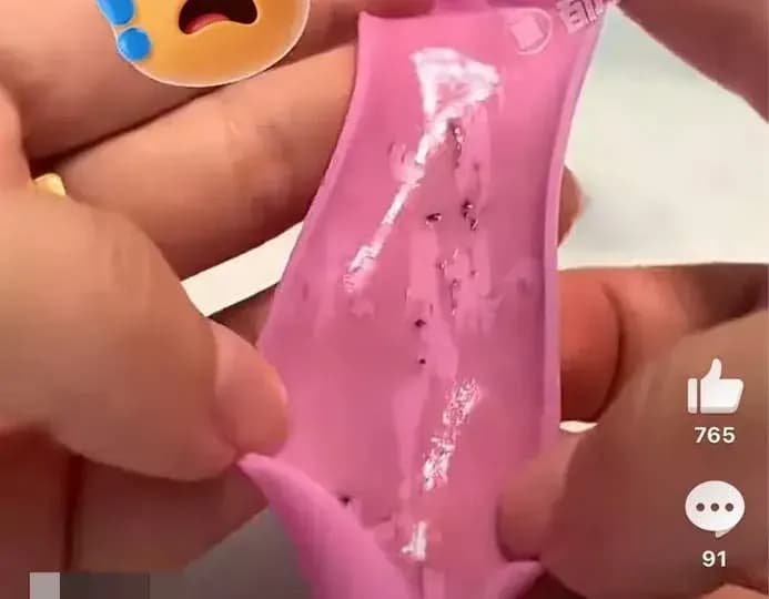扒开吸管揪出内壁污垢:女生老拉肚子的真相被翻出来