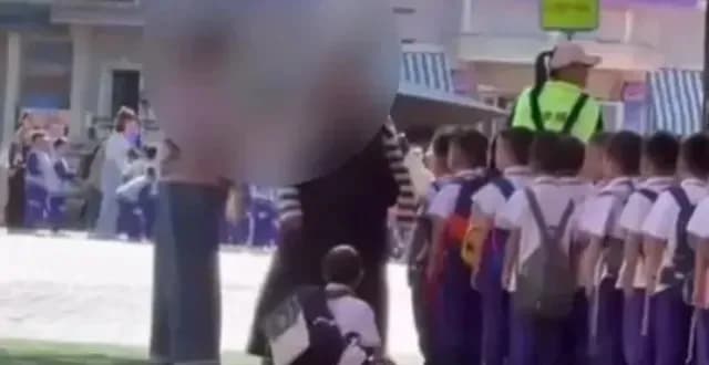 老师拽倒小学生:等调查结果,还是现在就要说法