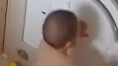 1岁萌娃扶摔倒姥姥求证:监控画面里到底有没有实锤